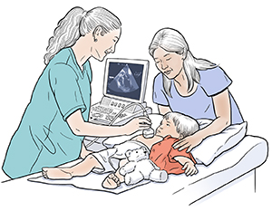 Niño acostado sobre una mesa de examinación. Un proveedor de atención médica sostiene una sonda de ecocardiograma sobre la piel del pecho del niño. Una mujer está de pie junto a la mesa.