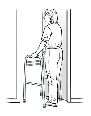 Mujer con andador pasando por una puerta.