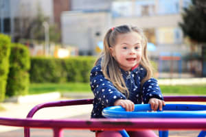 Niña divirtiéndose en el parque.